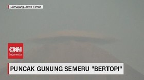 VIDEO: Unik, Puncak Gunung Semeru Bertopi