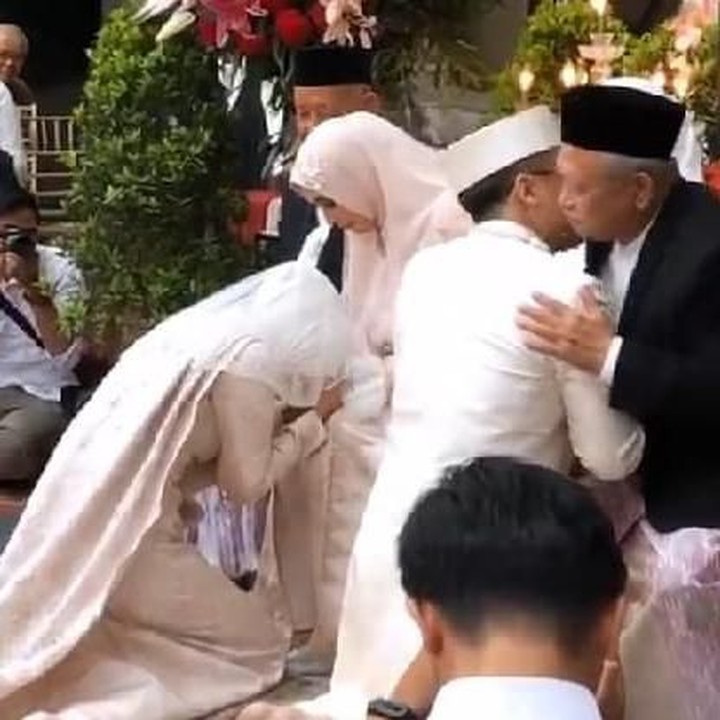 Terekam juga momen sakral kedua mempelai sungkem dengan orang tua. Bikin merinding yang melihatnya ya, Bunda. (Foto: Instagram)