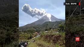 VIDEO: Gunung Merapi Meletus, Hujan Abu Guyur Desa Sekitar