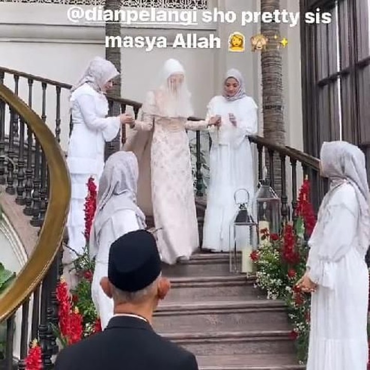 Pujian pun mengalir dari para sahabat, yang mengatakan Dian Pelangi sangat cantik dan anggun di hari bahagianya itu. (Foto: Instagram)