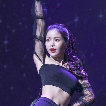 Kenakan Kostum seperti Celana Dalam, Solar MAMAMOO Jadi Sorotan