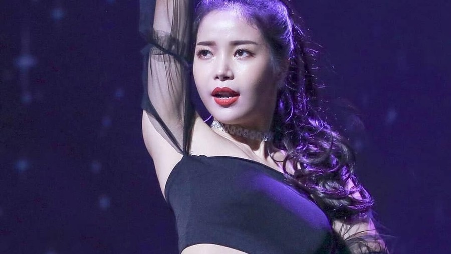 Kostum panggung Solar MAMAMOO jadi perhatian publik.
