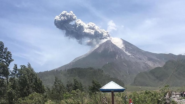 Naiknya status Gunung Merapi dari Waspada jadi Siaga pada November ini membawa kenangan akan letusan pada Oktober 2010 lalu yang juga menewaskan Mbah Maridjan.