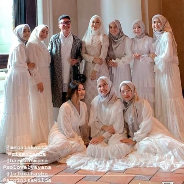 Di momen bahagia Dian Pelangi dan Sandy Nasution, turut hadir deretan sahabat dan kerabat. Terlihat ada Dewi Sandra dan Mega Iskanti, yang mengabadikan acara sakral tersebut di akun Instagram masing-masing. (Foto: Instagram)