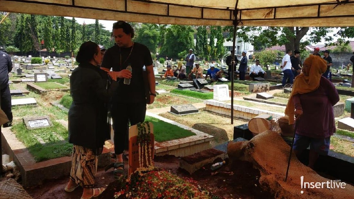 Adhi Moersid&comma; ayahanda Satrio ALEXA meninggal pada hari Sabtu &lpar;16&sol;11&rpar; pada usia 82 tahun&period; Almarhum dimakamkan di TPU Jeruk Perut&period; 