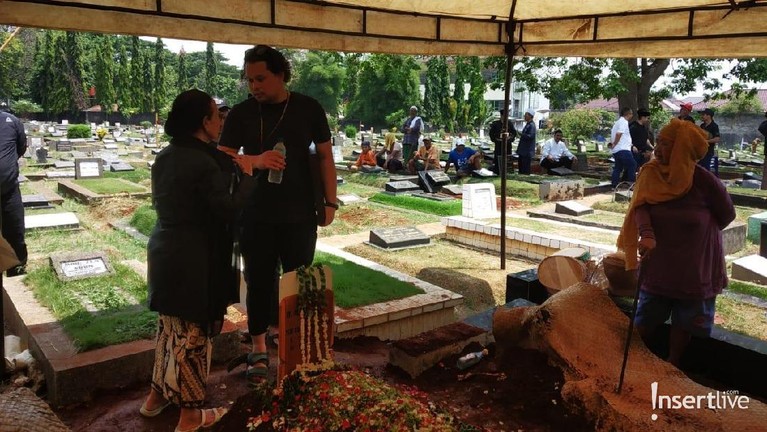 Adhi Moersid, ayahanda Satrio ALEXA meninggal pada hari Sabtu (16/11) pada usia 82 tahun. Almarhum dimakamkan di TPU Jeruk Perut. 