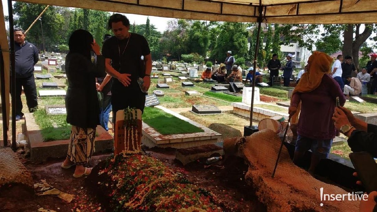 Adhi Moersid&comma; ayahanda Satrio ALEXA meninggal pada hari Sabtu &lpar;16&sol;11&rpar; pada usia 82 tahun&period; Almarhum dimakamkan di TPU Jeruk Perut&period; 