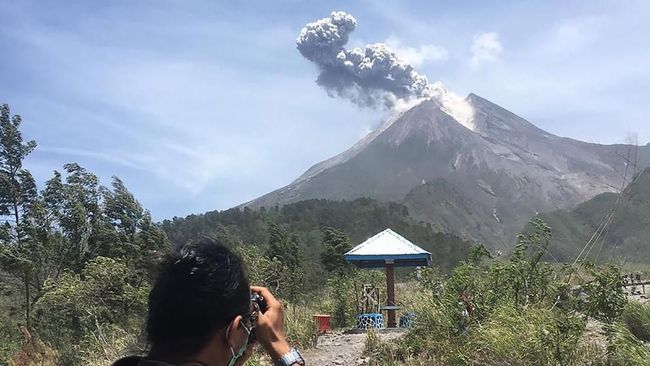 Ahli Bongkar Fakta Cahaya di Gunung Merapi, Diduga Meteor Sebuah foto memperlihatkan cahaya kehijauan berada di atas Gunung Merapi pada 27 Mei, ahli menduga meteor.