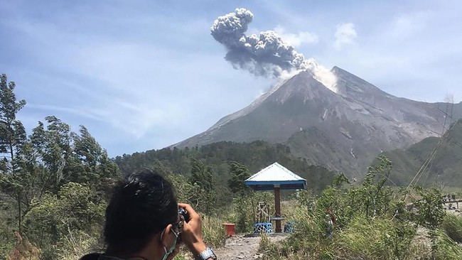 Sebuah foto memperlihatkan cahaya kehijauan berada di atas Gunung Merapi pada 27 Mei, ahli menduga meteor. 