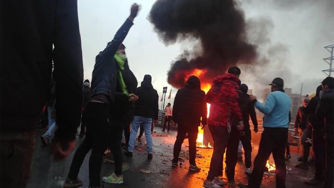 Sebanyak 40 orang ditangkap di Kota Yazd, Iran, karena tindakan vandalisme dalam aksi unjuk rasa kenaikan harga BBM.