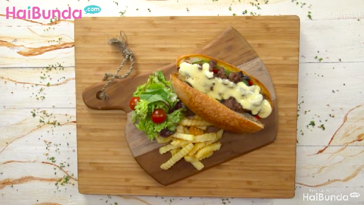 Untuk ide bekal sekolah anak di awal pekan ini, Bunda bisa mencoba resep Philly Steak Sandwich.