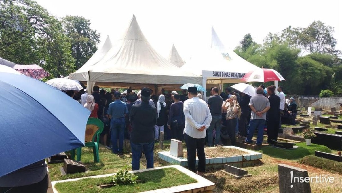 Adhi Moersid&comma; ayahanda Satrio ALEXA meninggal pada hari Sabtu &lpar;16&sol;11&rpar; pada usia 82 tahun&period; Almarhum dimakamkan di TPU Jeruk Perut&period; 