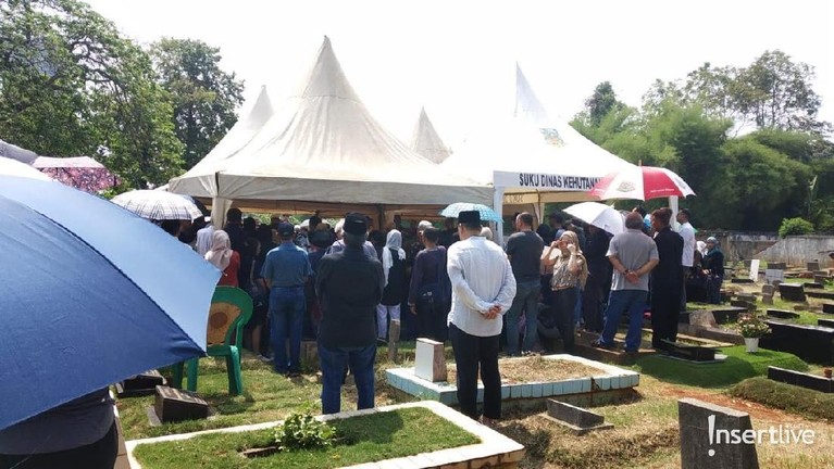 Adhi Moersid, ayahanda Satrio ALEXA meninggal pada hari Sabtu (16/11) pada usia 82 tahun. Almarhum dimakamkan di TPU Jeruk Perut. 