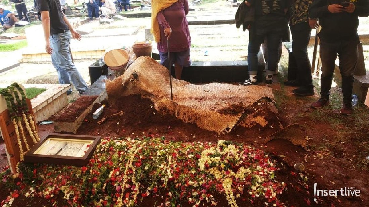 Adhi Moersid&comma; ayahanda Satrio ALEXA meninggal pada hari Sabtu &lpar;16&sol;11&rpar; pada usia 82 tahun&period; Almarhum dimakamkan di TPU Jeruk Perut&period; 