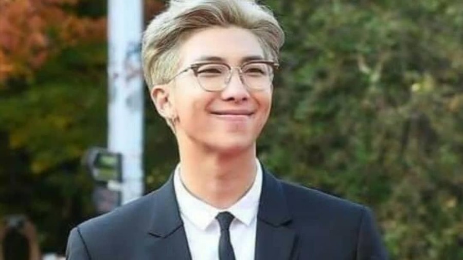 Kisah kocak seorang anak perempuan yang pasrah foto wisudanya diganti dengan gambar RM BTS. 