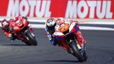 FOTO: Kalahkan Marquez, Quartararo Rebut Pole MotoGP Valencia Fabio Quartararo mengalahkan Marc Marquez untuk merebut pole MotoGP Valencia 2019 di Sirkuit Ricardo Tormo, Sabtu (16/11).