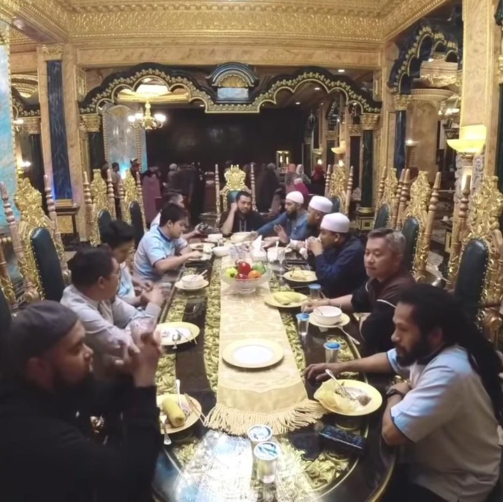 <p>Beginilah suasana meja makan yang tidak kalah megah berhias emas. (Foto: YouTube Arie Untung)</p>