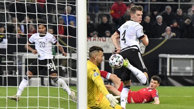 Timnas Jerman dan timnas Belanda memastikan tiket lolos ke putaran final Piala Eropa 2020 pada Minggu (17/11) dini hari WIB.