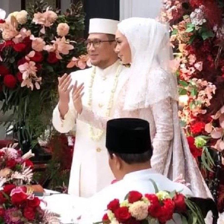 Dian Pelangi akhirnya melepas statusnya sebagai janda. Desainer ternama ini telah resmi menikah dengan pria pilihannya, Sandy Nasution, Minggu (17/11/2019). (Foto: Instagram)