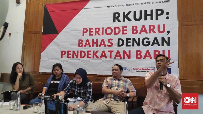 Aliansi Nasional Reformasi KUHP meminta DPR untuk melibatkan publik melalui kelompok-kelompok sipil dalam pembahasan RKUHP.