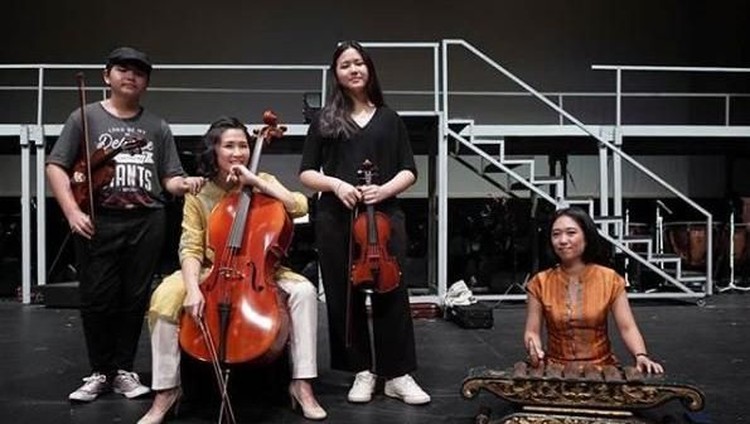 Veronica Tan mengajak dua anaknya, Daud dan Nathania untuk pentas di operet minggu lalu. Penampilan Daud di Instagram ibunya menyita perhatian netizen, Bun.