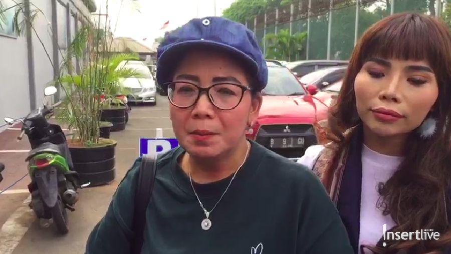 Jatuh Sakit sebelum Sidang Tuntutan, Ibunda Jenguk Kriss Hatta Ibunda Kriss Hatta jenguk sang anak di Rumah Tahanan Cipinang, Jakarta Timur.
