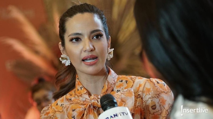 Reaksi Nia Ramadhani ketika disinggung soal mantan pacar Ardi Bakrie, Manohara. Saat itu Nia dan Manohara tampil mengenakan baju yang sama dalam sebuah acara.