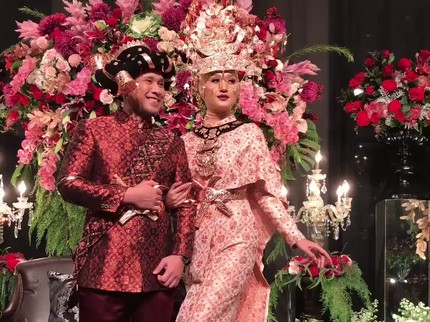 Cantiknya Dian Pelangi dalam 3 Busana Pernikahan, Mana Paling Menawan?