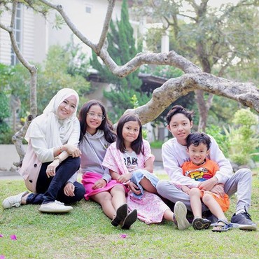 Beranjak Dewasa, Okie Agustina Makin Ketat Soal Pergaulan Anak