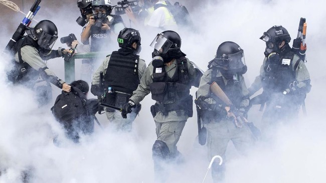 Kepolisian Hong Kong dilaporkan berhasil menangkap 1,100 pengunjuk rasa dan menemukan hampir 4000 botol bom molotov yang ditinggalkan di dua kampus.