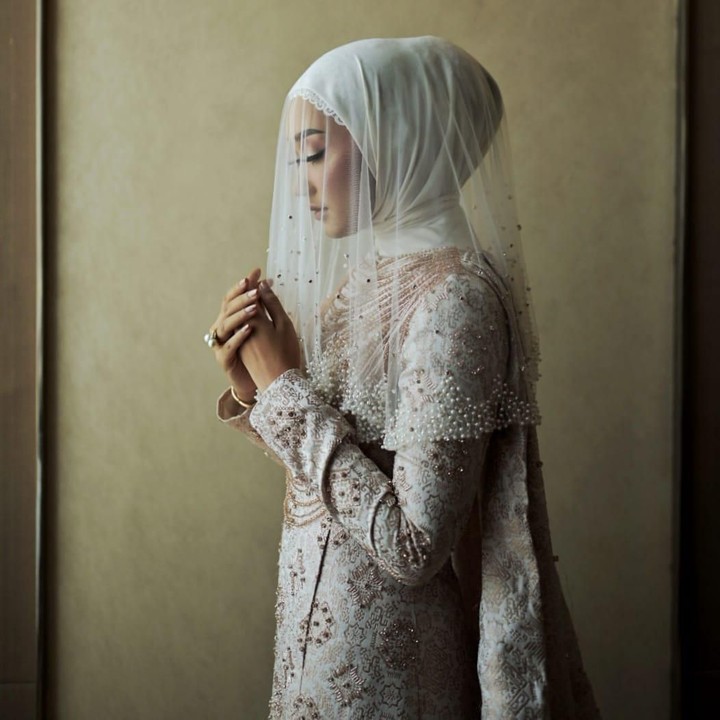 <p>Untuk urusan hijab, Dian Pelangi memilih gaya Turki yang simpel. Tapi, ditambah dengan veil bertabur <em>pearls</em> di bagian bawahnya. Membuat penampilan Dian benar-benar mencuri perhatian. (Foto: instagram @luluelhasbu)</p>