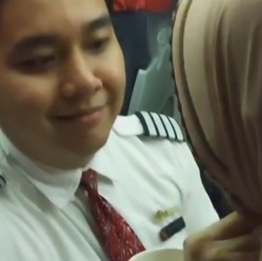 Viral Kisah Kesabaran Pramugara Suapi Nenek 117 Tahun dalam Pesawat