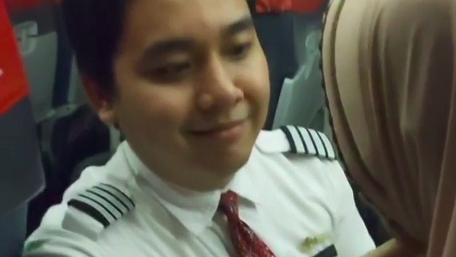 Kisah pramugara yang tulus mengyuapi seorang nenek berusia 117 tahun agar mau pakai sabuk pengaman di pesawat.