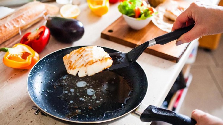 Kena cipratan minyak ketika menggoreng memang menyebalkan. Nah, simak tips menggoreng ikan supaya tidak meletup berikut ini ya, Bun.
