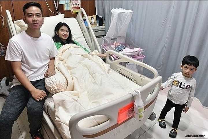 Setelah tiga hari yang lalu melahirkan, Selvi Ananda dijemput keluarga untuk pulang ke rumah. Begini penampilan Selvi ketika keluar rumah sakit.