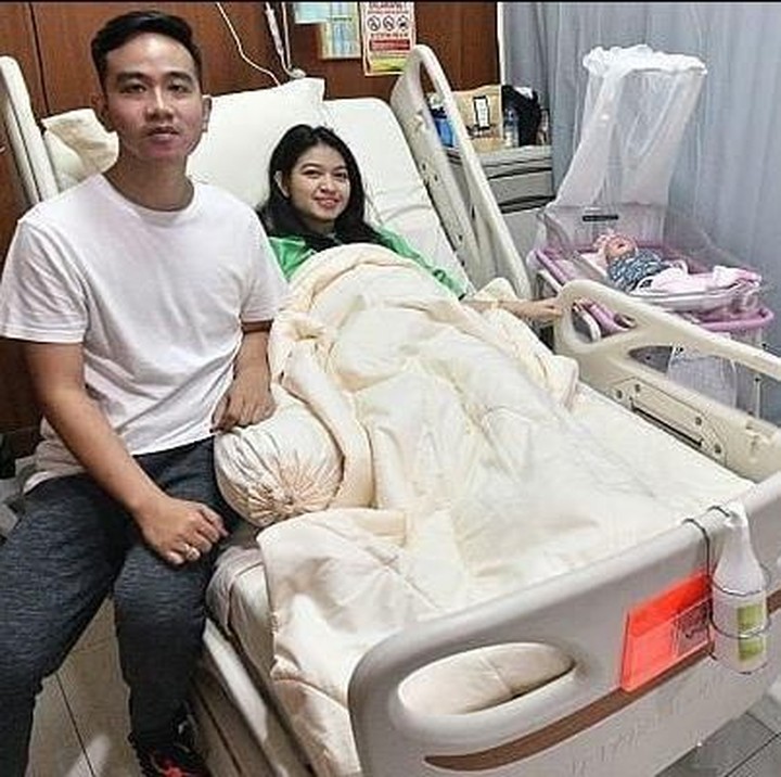 <p>Istri Gibran Rakabuming Raka, Selvi Ananda melahirkan anak keduanya pada Jumat (15/11/2019) di RS PKU Muhammadiyah Solo. Setelah melahirkan, Selvi terlihat manis dengan wajah natural tanpa makeup. (Foto: Agus Suprapto/ Instagram @lalembahmanah)</p>