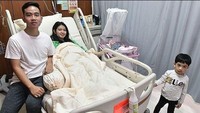 <p>Istri Gibran Rakabuming Raka, Selvi Ananda melahirkan anak keduanya pada Jumat (15/11/2019) di RS PKU Muhammadiyah Solo. Setelah melahirkan, Selvi terlihat manis dengan wajah natural tanpa makeup. (Foto: Agus Suprapto/ Instagram @lalembahmanah)</p>