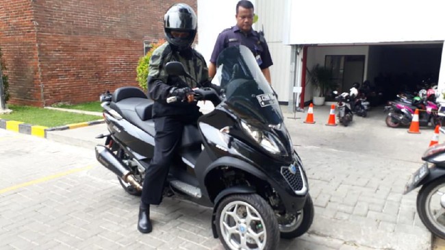 Chandra Hamzah naik skutik Piaggio MP3 saat memenuhi panggilan Erick Thohir hari ini Senin (18/11).