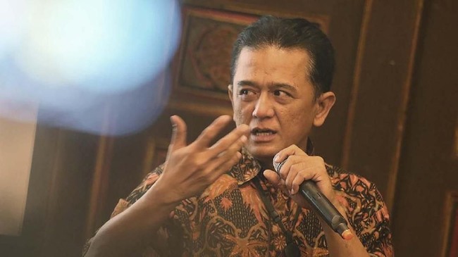 Menteri BUMN Erick Thohir memanggil mantan Wakil Ketua KPK Chandra Hamzah untuk membahas kinerja dan permasalahan korupsi di BUMN.