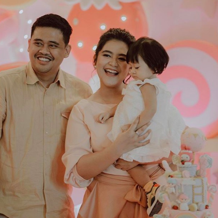 <p>Ultah ke-1, Sedah Mirah anteng digendong ibunya. (Foto: Instagram/ @ayanggkahiyang)</p>