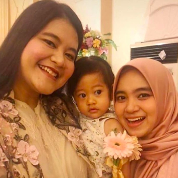 <p>Menggendong Sedah Mirah sambil wefie bareng? Ayo aja. (Foto: Instagram/ @ayanggkahiyang)</p>