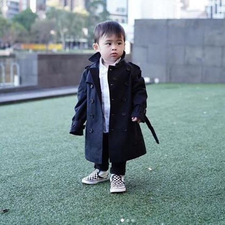 <p>Tidak hanya mendandani diri sendiri, Sandra Dewi juga suka mendandani putra sulungnya, Raphael Moeis dengan pakaian yang keren. Kali ini Rapha terlihat keren menggunakan coat hitam. (Foto: Instagram @raphaelmoeis)</p>