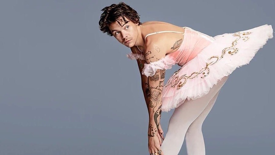 Harry Styles Unggah Foto Pakai Baju Balerina, Netizen Heboh
