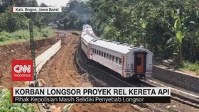 VIDEO: Longsor di Proyek Rel Kereta Api, 2 Korban Tewas