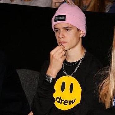 Pakai Sweater Kuning, Anak David Beckham Dibilang Mirip Justin Bieber