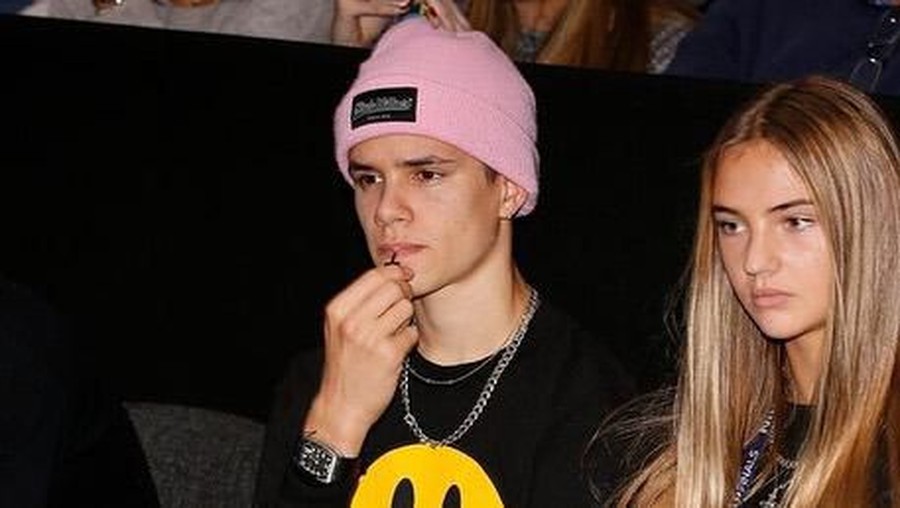 Pakai Sweater Kuning, Anak David Beckham Dibilang Mirip Justin Bieber