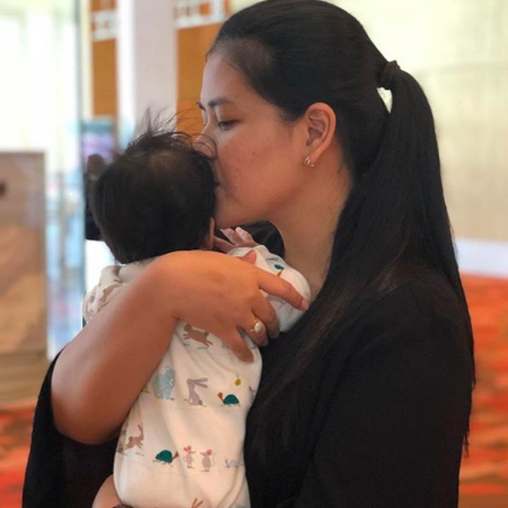 <p>Menggendong bayi baru lahir yang belum bisa menyangga lehernya memang harus hati-hati banget ya, Bun. (Foto: Instagram/ @ayanggkahiyang)</p>