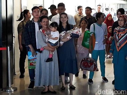 Selvi Ananda Cantik Gendong La Lembah Cucu Jokowi Tinggalkan RS