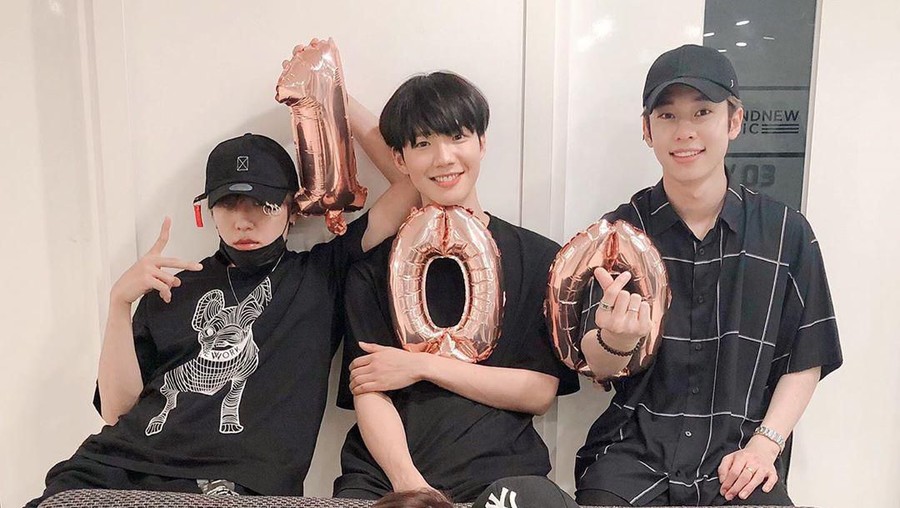 4. AB6IX Ini dia lima idol baru yang menulis lagu mereka sendiri.