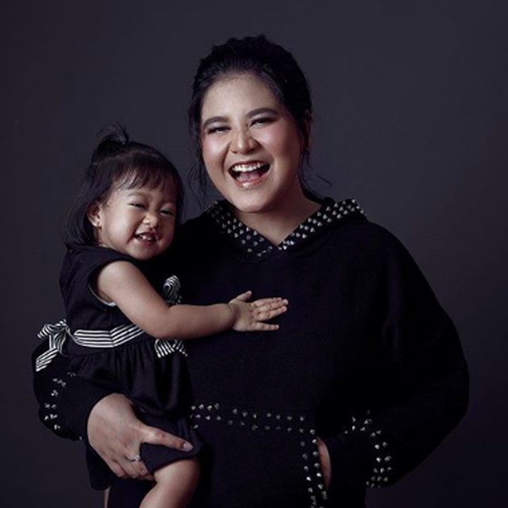 <p>Aih! gemas banget. Sedah Mirah happy banget ketika digendong ibunya yang senyum dengan sumringah. (Foto: Instagram/ Mario Photographie via @ayanggkahiyang)</p>